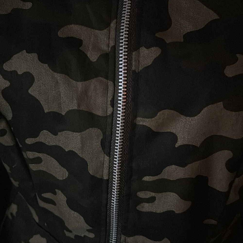 Army fatigue shirt jacket with zipper and ruffled sleeve - Picture 6 of 9